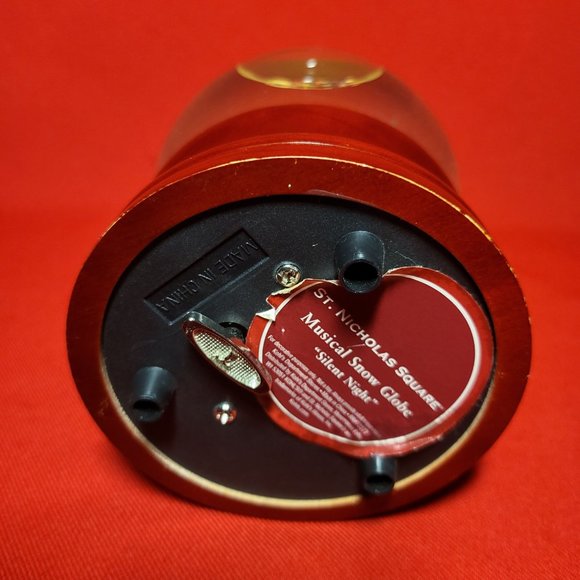 St Nicholas Square Musical Snow Globe Plays Silent Night - Picture 5 of 12